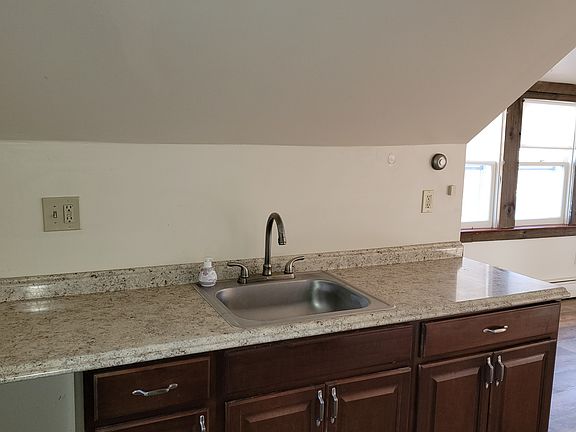 5th image of 124 N Main St APT 2