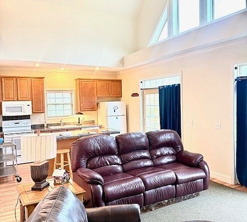 5th image of 225 High Meadows