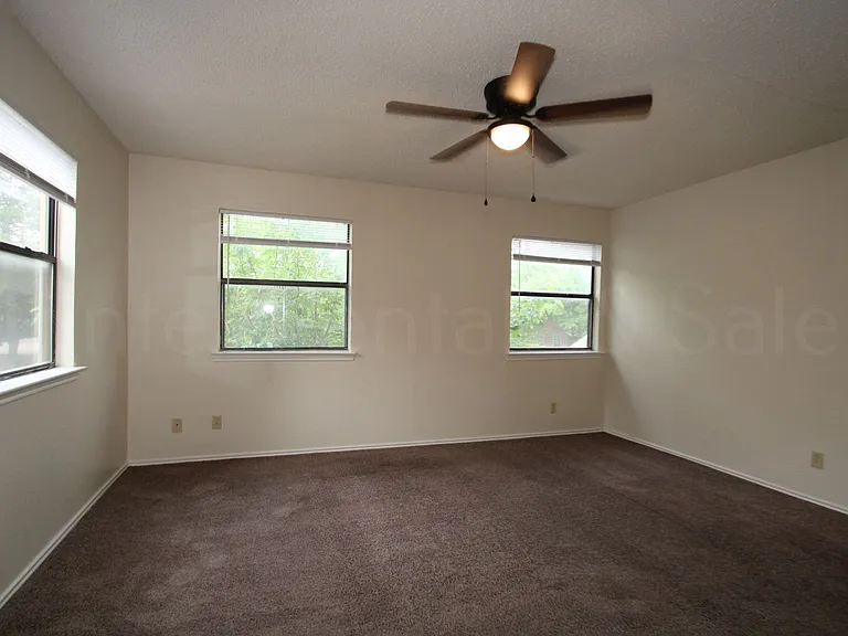 1112 Goodhue Dr — Photo 15