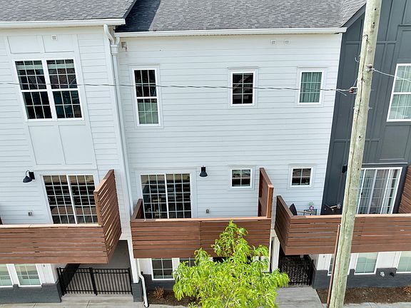 4th image of 122 E 19th St
