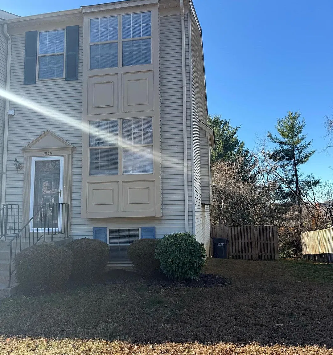4 bed, 2.5 bath, 1676 sqft, $2,600 — Photo 2