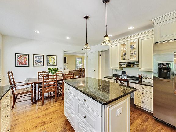 5th image of 814 Woodbine Ln