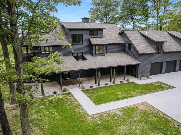 3209 W Trumbull Rd, Maple City, MI 49664