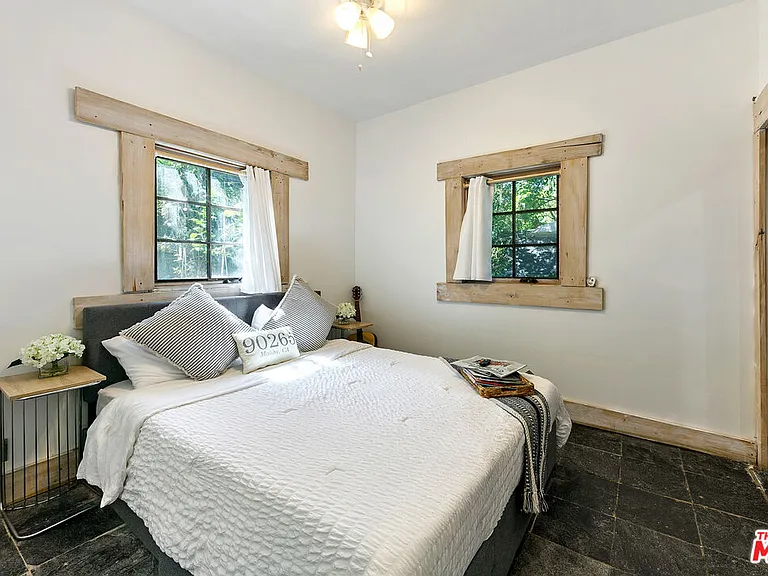 2851 Seabreeze Dr — Photo 54