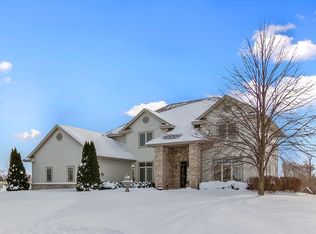 427 W Red Pine Cir, Dousman, WI 53118