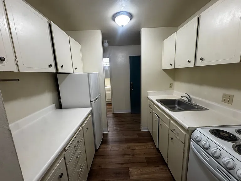 Avante Apartments - Charming, Centrally Located Building with Off Street Parking! — Photo 14