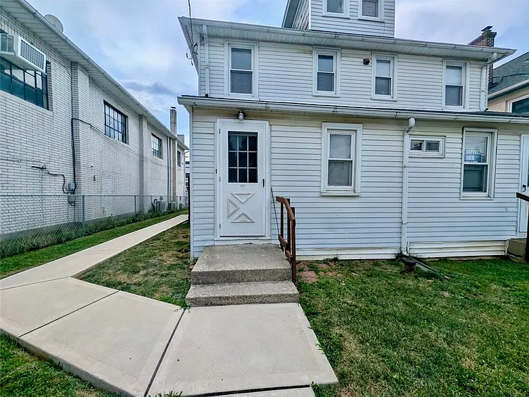 1083 Main St #1 — Photo 3