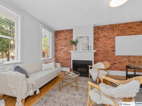 3rd image of 298-298A Bunker Hill St Unit 1