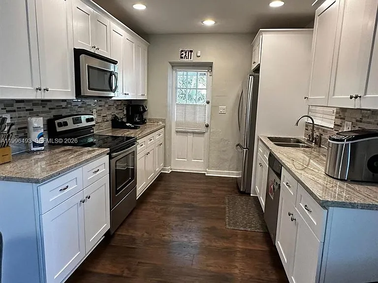 1448 Dewey St — Photo 4