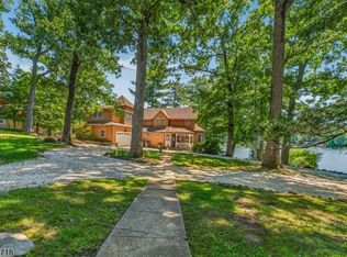 90 Ithanell Rd, Hopatcong, NJ 07843