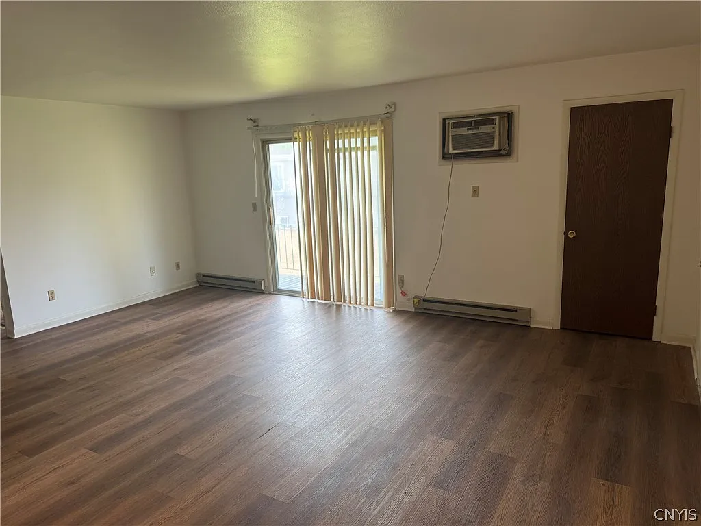2 bed, 1.0 bath, 12280 sqft, $1,200 — Photo 4