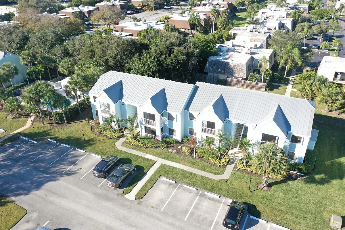Building Photo - 1135 3rd Ave #101