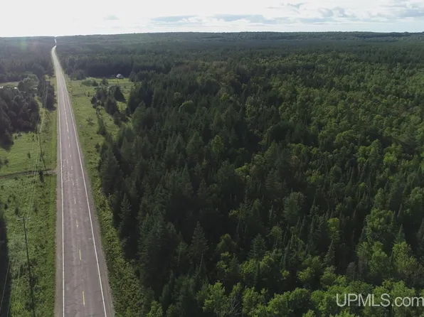 412 River Rd, Gulliver, MI 49840