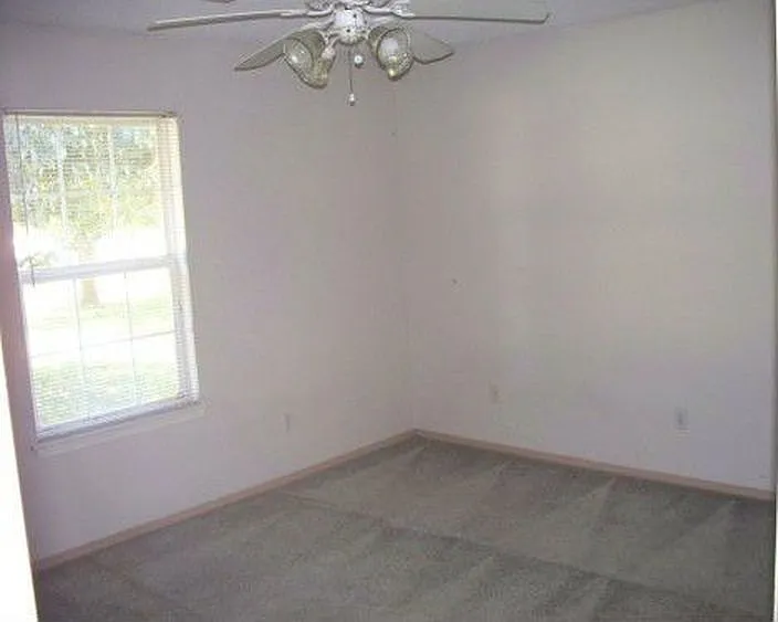 212-214 Southwinds Rd — Photo 4