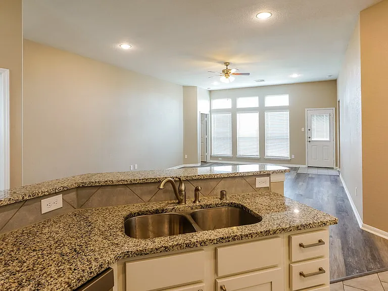 1902 Walnut Green Cir — Photo 9