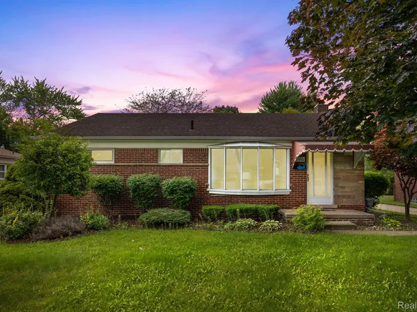 696 Harrington St, Mount Clemens, MI 48043
