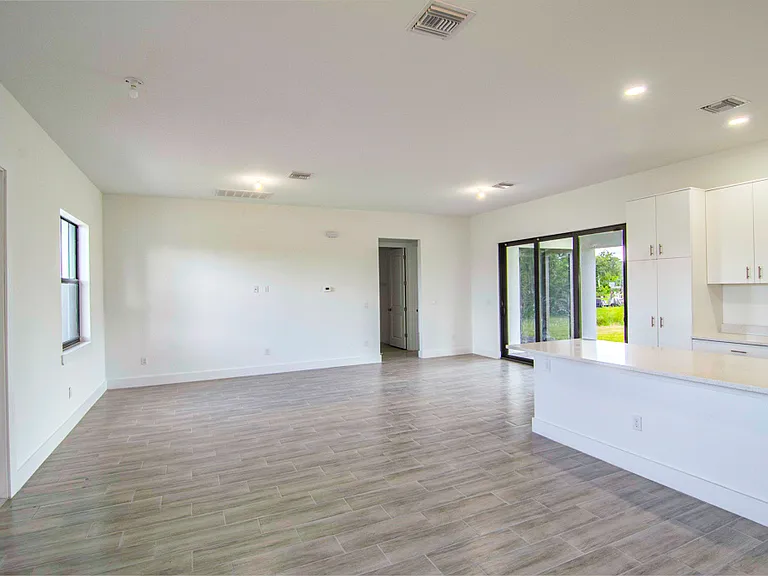 15633 Lakeland Cir — Photo 6