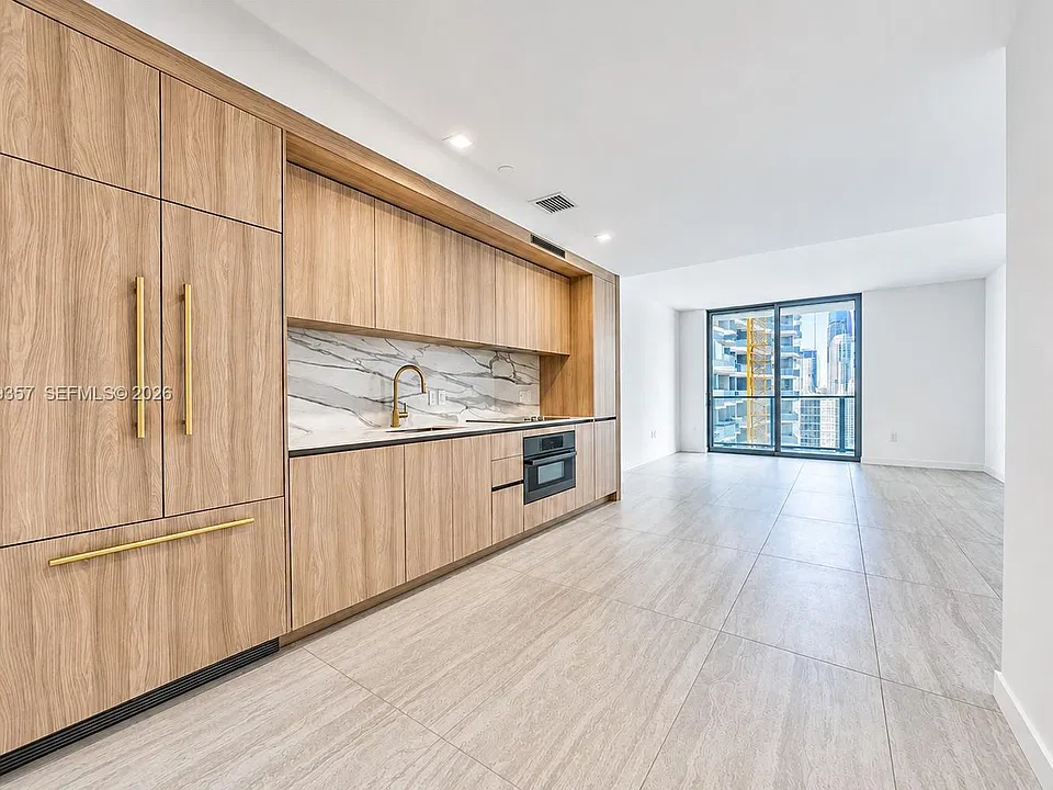 77 SE 5th St #2903