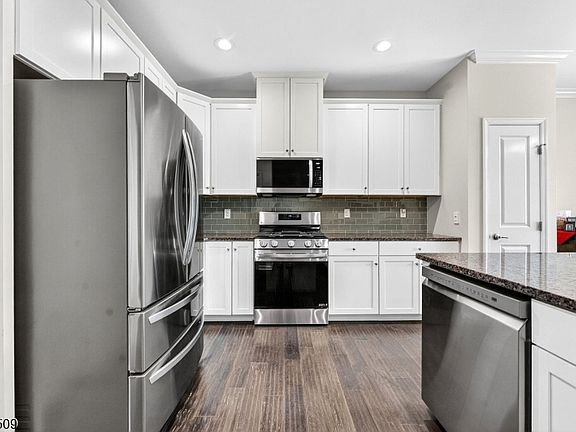 5th image of 16 Shadetree Ln