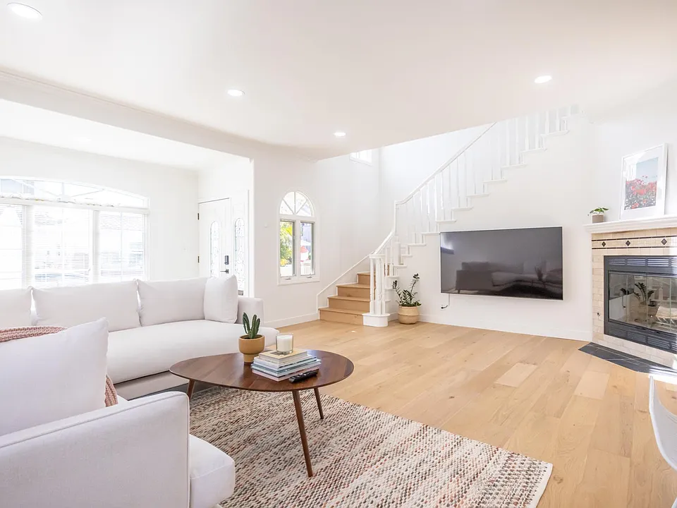 147 N Loreta Walk