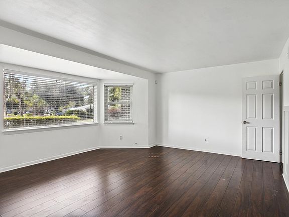 5th image of 2202 N Parkwood Dr