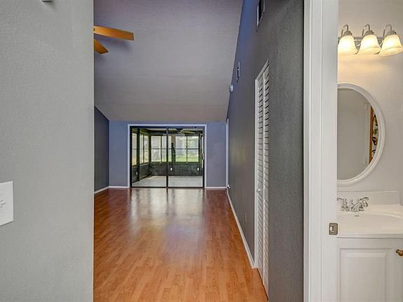 5th image of 1419 SE Colchester Cir