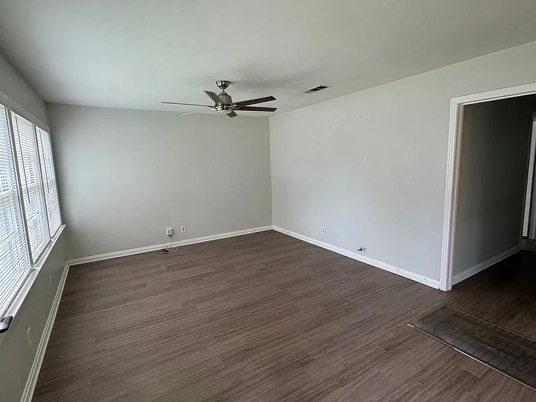 4216 Hillcrest Dr — Photo 2