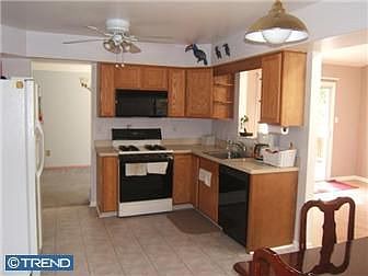 Full eat-in kitchen