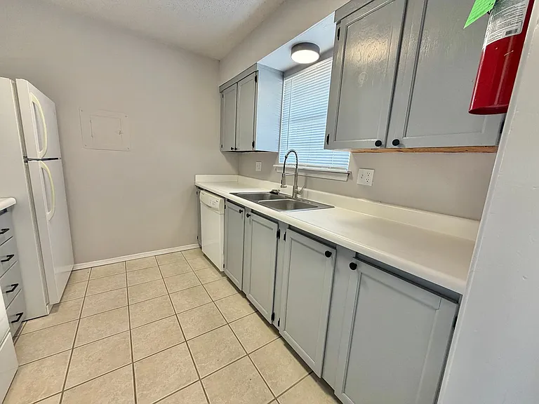 1201 Lakecrest Dr — Photo 3