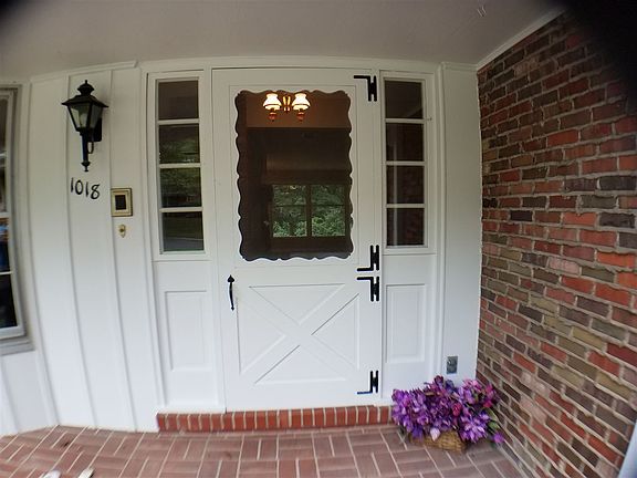 2nd image of 1018 W Oakglen Dr