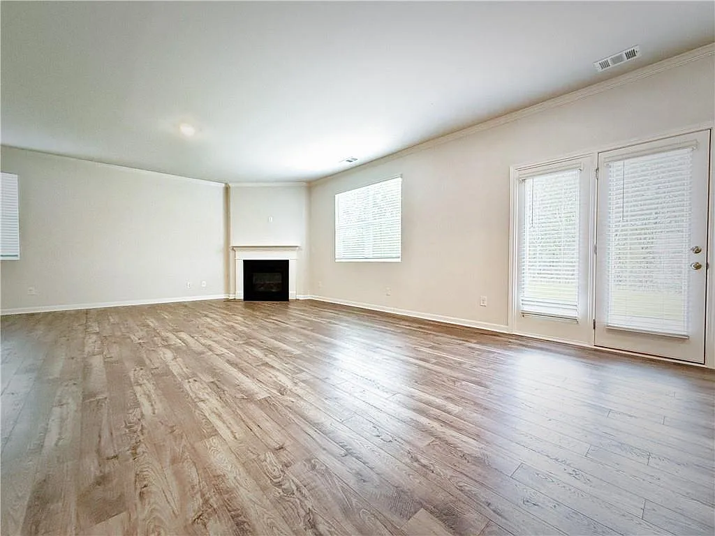 5 bed, 3.0 bath, 2976 sqft, $2,500 — Photo 4