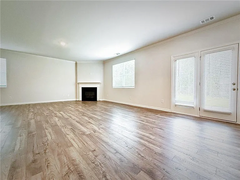 325 Belmont Dr — Photo 4