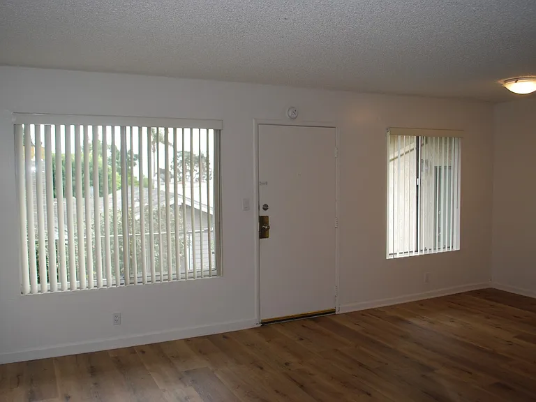 135-153 S Hemlock St — Photo 4
