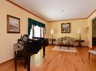 1150 Bluebird Ln, Roselle, IL 60172