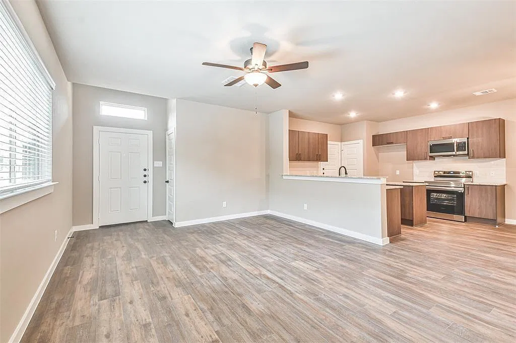 3 bed, 2.0 bath, 1302 sqft, $1,645 — Photo 2