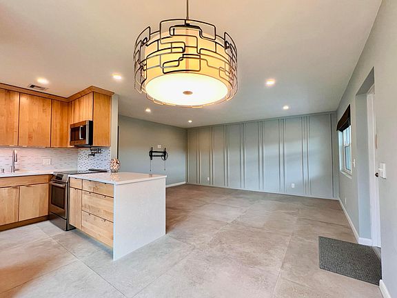 4th image of 105 Camden E