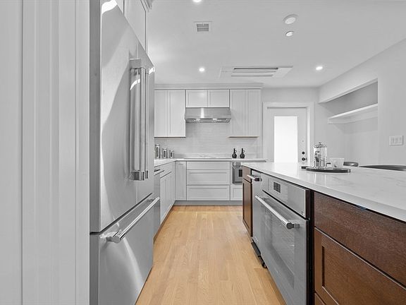 2nd image of 16 Curtis St #2
