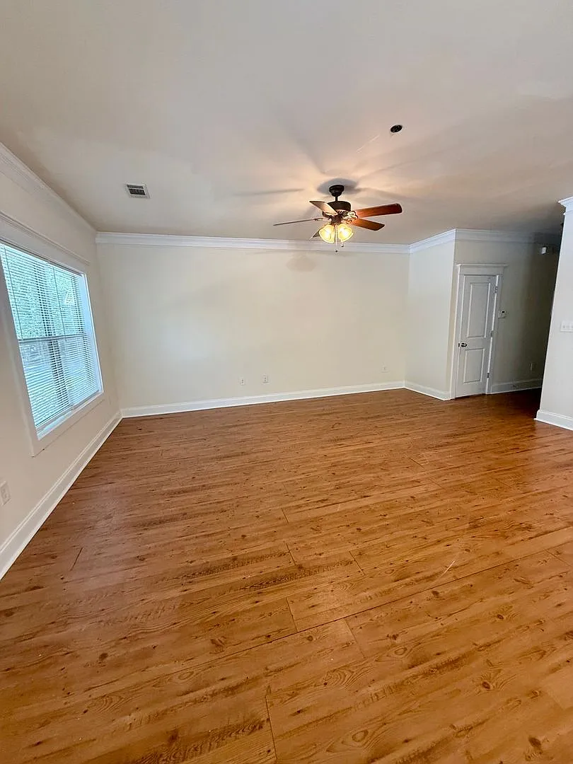 Cute 4 Bedroom Near Downtown for Pre-Lease — Photo 4