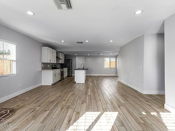 4th image of 810 E AMELIA Avenue