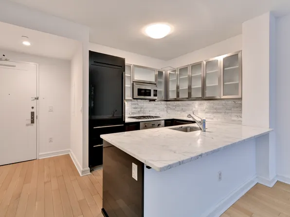 80 Riverside Boulevard image 3 of 11