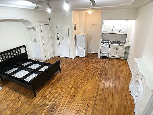 5th image of 934 8th Ave APT 4A