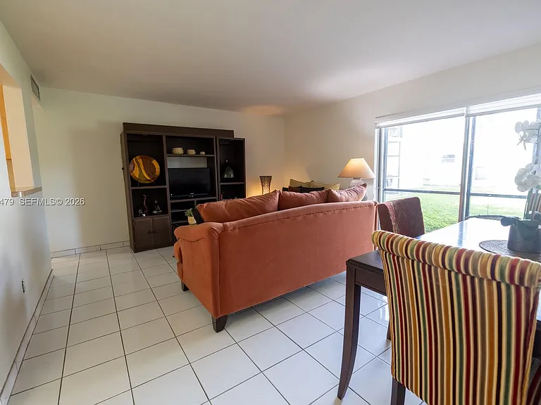 10385 N Kendall Dr #P1 — Photo 2