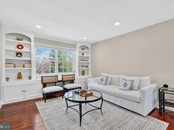 1718 W Abingdon Dr APT 201, Alexandria, VA 22314