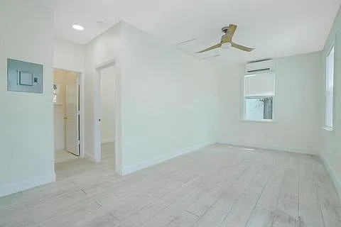 Entry/Living room 4