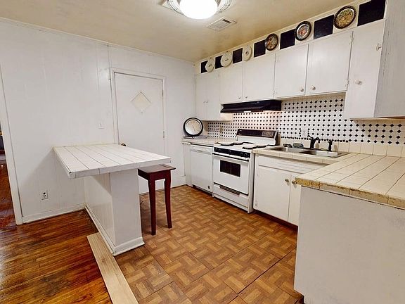 4th image of 144 Chester St
