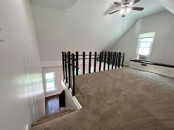 4th image of 440 Parkdale Ave