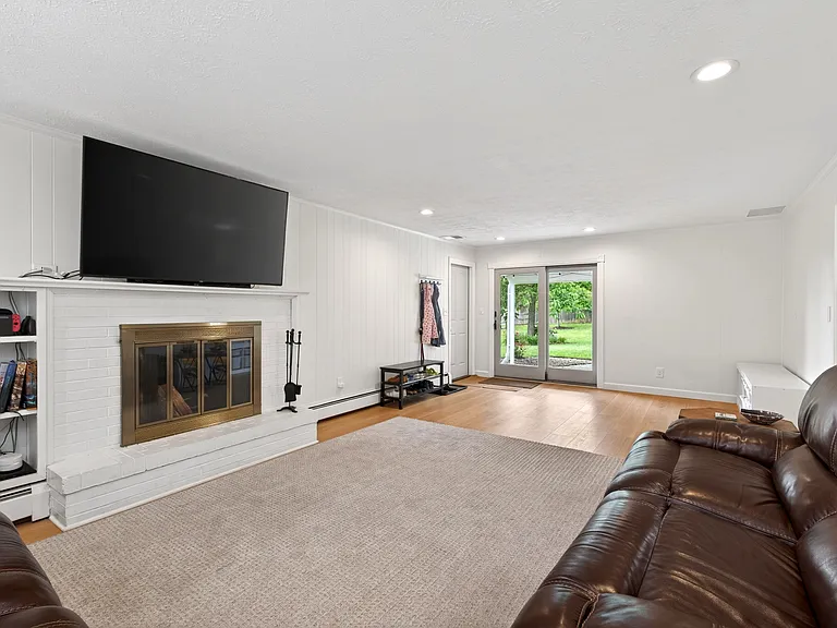 101 Davis Rd — Photo 8