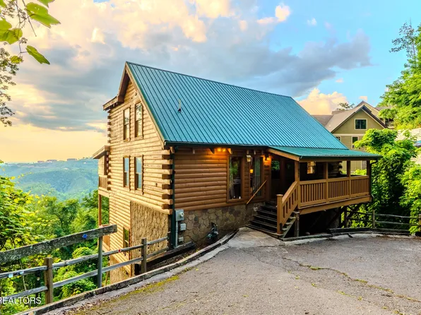 569 Forest Springs Dr, Gatlinburg, TN 37738