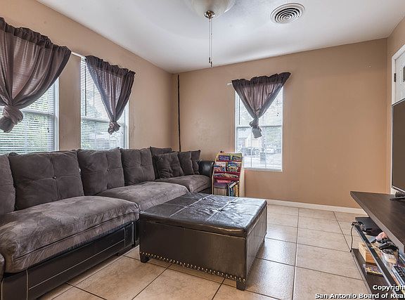 5th image of 302 Kendalia Ave
