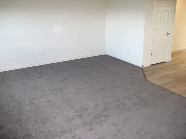 Spacious 3 Bed, 2 Bath, 1250 Square Foot Apartment with Air Conditioning. — Photo 8